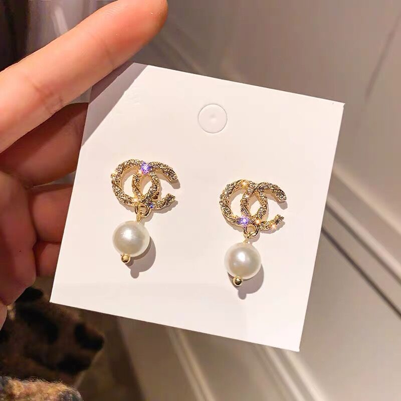 Simple Pearl Temperament Ear Stud