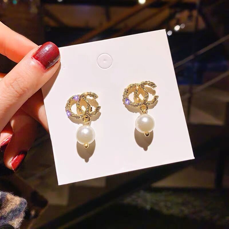 Simple Pearl Temperament Ear Stud