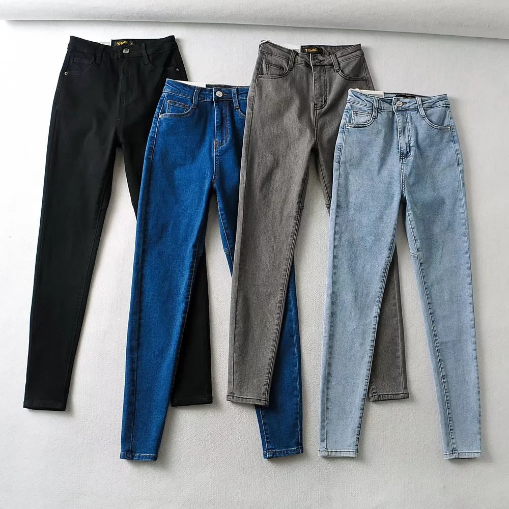 Small Foot Jeans With Heart-shaped Hips