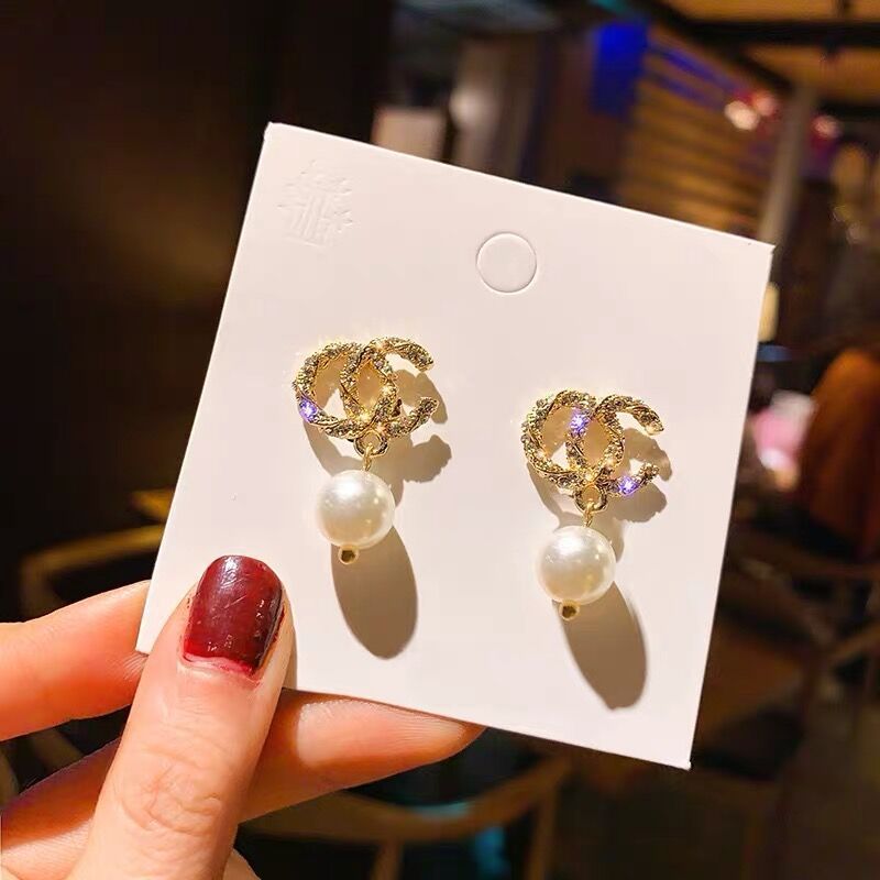 Simple Pearl Temperament Ear Stud