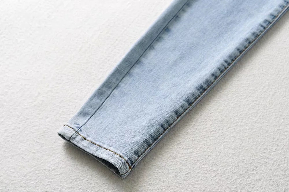 Small Foot Jeans With Heart-shaped Hips