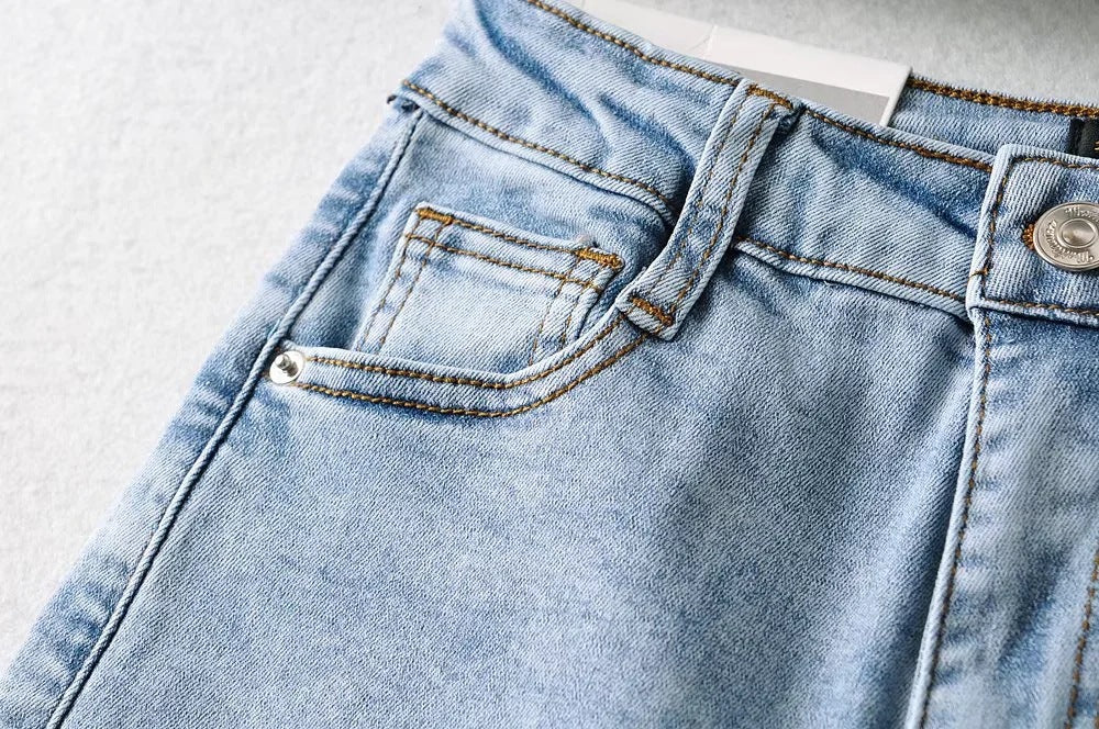 Small Foot Jeans With Heart-shaped Hips