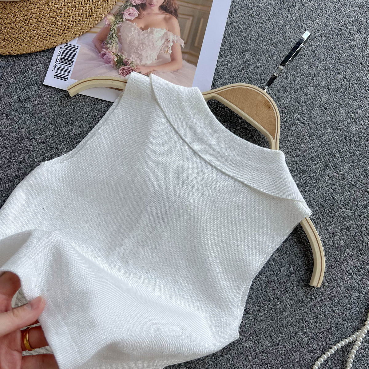 Lapeled Sleeveless Knitted Top
