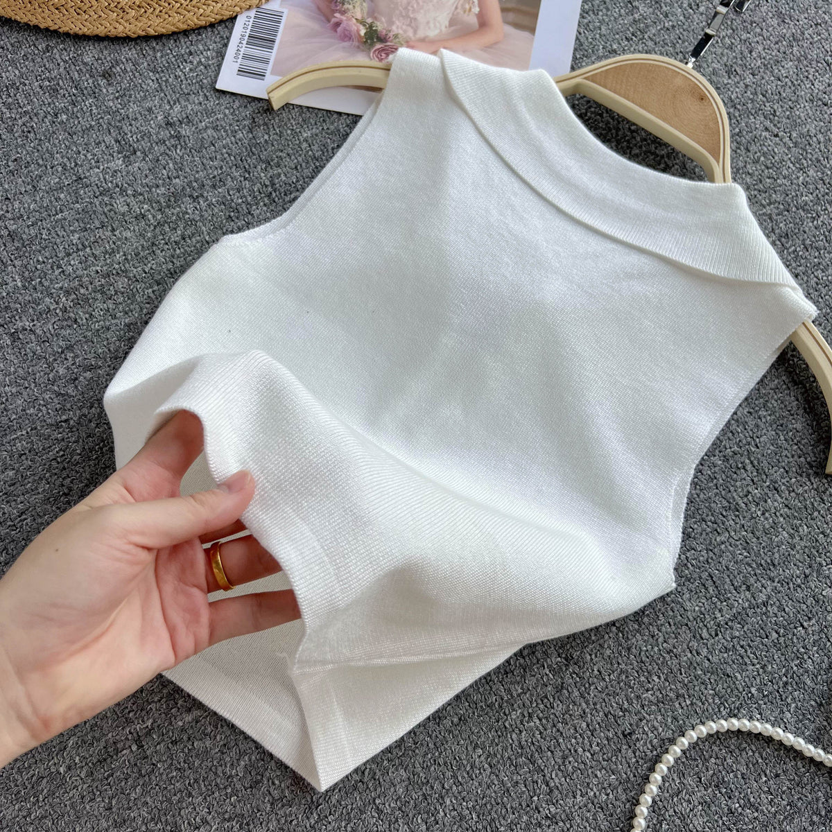 Lapeled Sleeveless Knitted Top