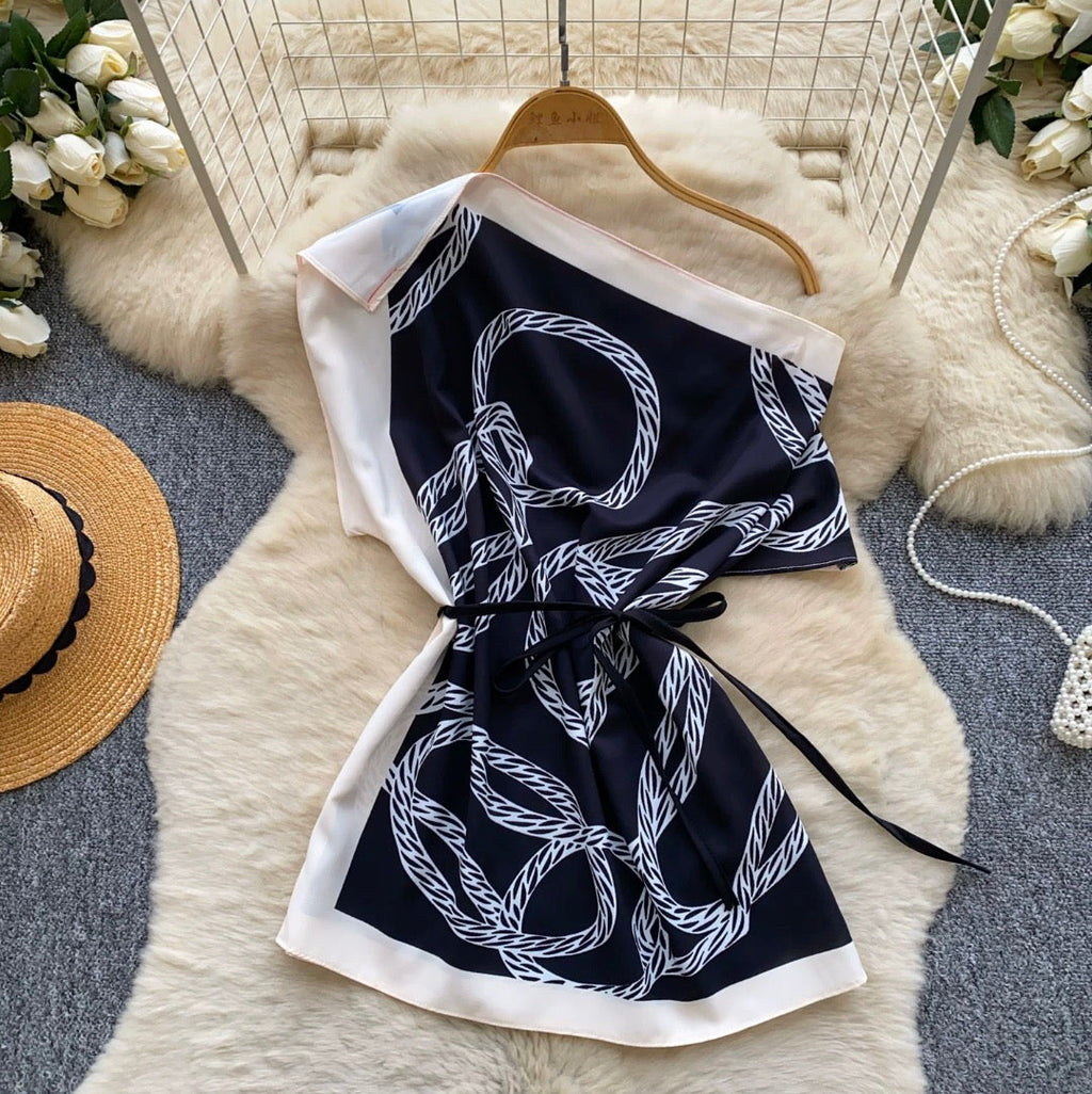 Niche Pattern Print Lace-up Top