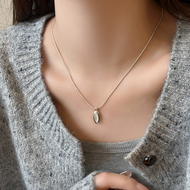 Simple Oval Black Onyx White Shell Necklace