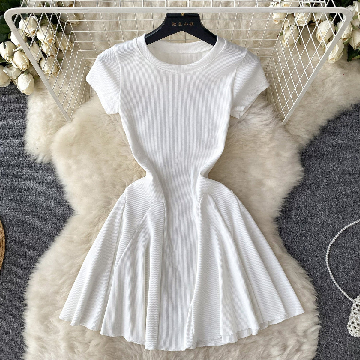 Solid Color Waist-slimming Pleated Dress