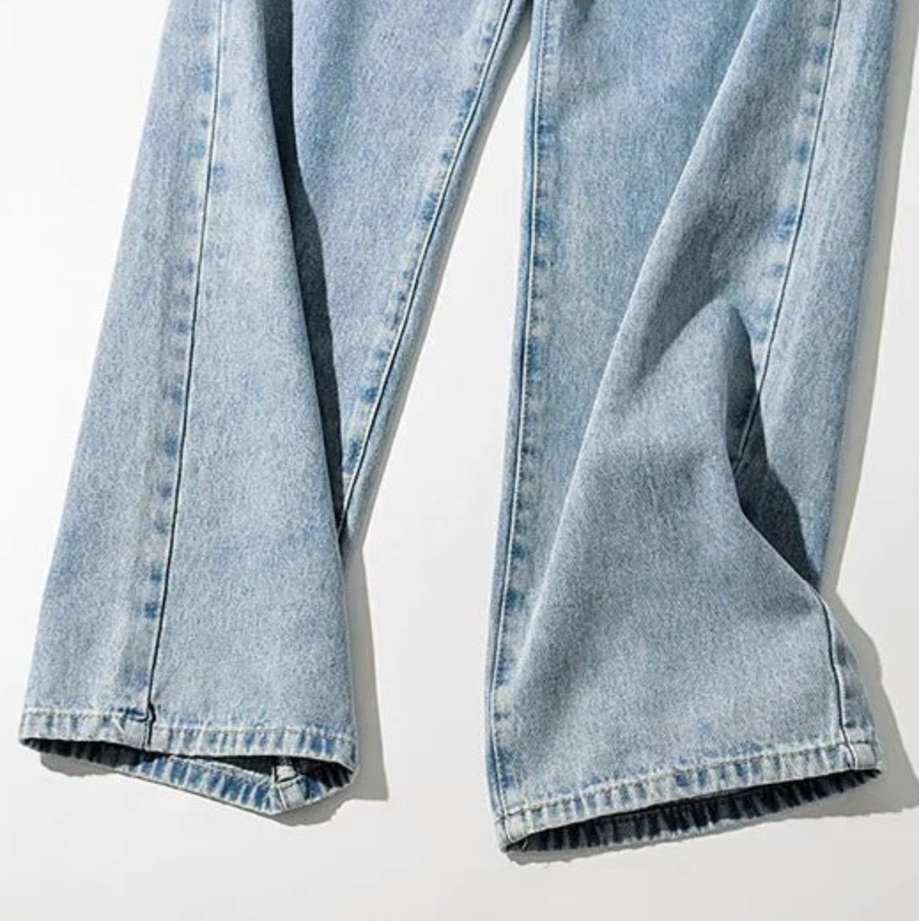 Baggy Jeans With A Diagonal Belt
