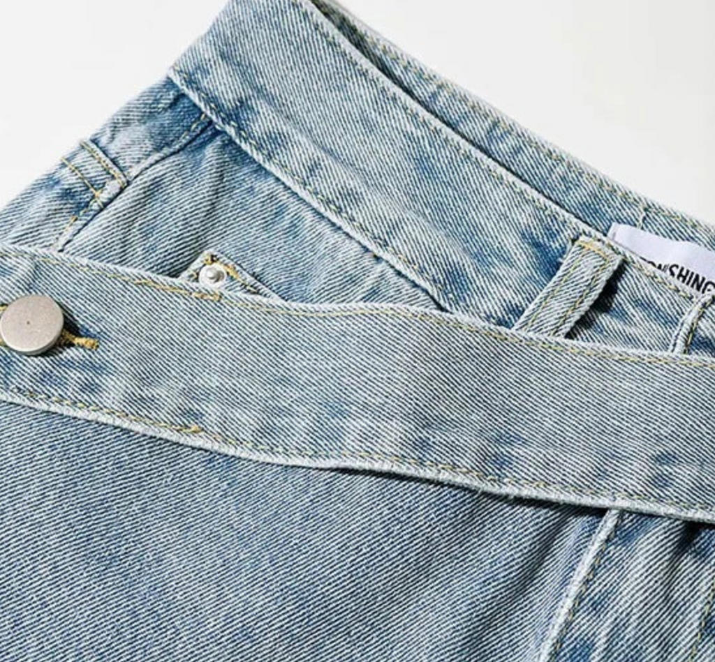 Baggy Jeans With A Diagonal Belt