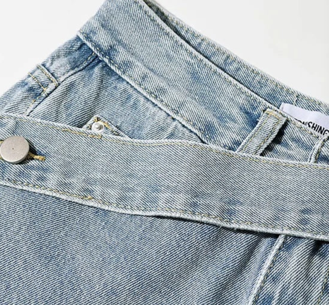 Baggy Jeans With A Diagonal Belt