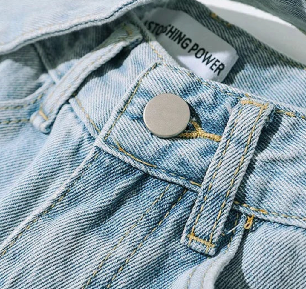 Baggy Jeans With A Diagonal Belt