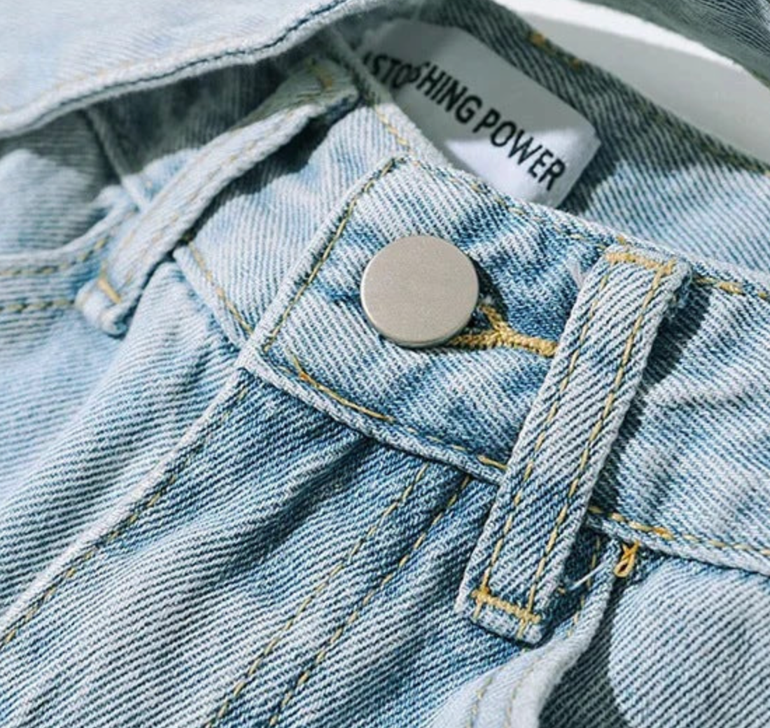 Baggy Jeans With A Diagonal Belt